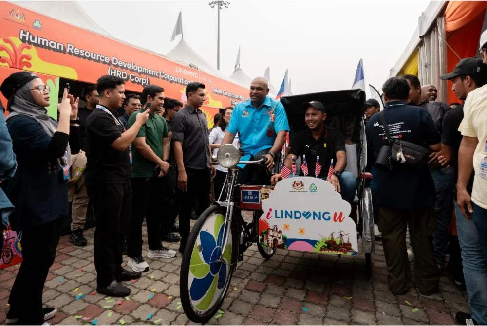 Ramanan mengayuh beca selepas merasmikan program i LINDUNG u Gegar @ Melaka di Dataran Keris pada Sabtu.