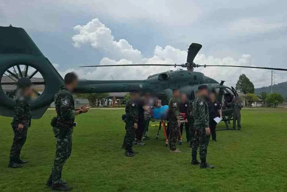 Dua anggota renjer berusia 34 dan 35 tahun yang cedera akibat terkena tembakan di bahagian pinggang dan belakang telah dibawa menggunakan helikopter ke Hospital Narathiwat untuk rawatan lanjut. Foto: Bangkok Post/Isoc Region 4 Forward Command