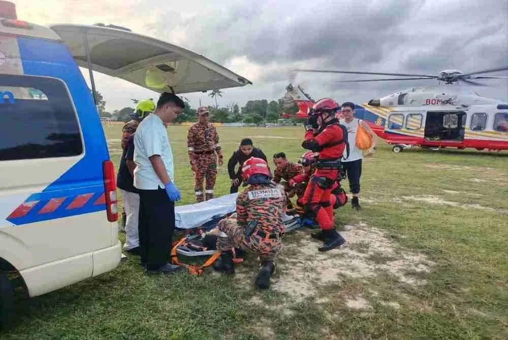 Mangsa dibawa ke Hospital Dungun bagi mendapatkan rawatan. Foto JPBM