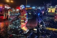 Seorang lelaki maut manakala seorang lagi parah selepas kenderaan yang dinaiki terlibat kemalangan dan terbakar dalam kejadian di kawasan bulatan Jalan Bundusun, di sini pada awal pagi Sabtu.