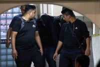 Seorang lelaki yang dipercayai suami kepada pegawai wanita Jabatan Kastam Diraja Malaysia (JKDM) yang ditemukan maut, dibawa oleh anggota polis berhampiran kediaman di Kuarters Lapangan Terbang Antarabangsa Kuala Lumpur (KLIA) bagi membantu siasatan. Foto Bernama