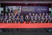 Sultan Ibrahim (tengah) berkenan bergambar sempena Majlis Istiadat Konvokesyen UiTM ke-105. Foto: Bernama 