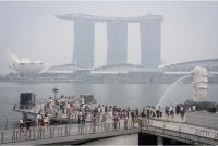 Jerebu toksik berterusan pada pagi Sabtu meskipun bacaan PSI 24 jam di tengah Singapura turun daripada tahap 'sangat tidak sihat' berubah kepada 'tidak sihat'. - Foto AFP