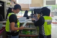 KPDN melaksanakan pemeriksaan ke atas stesen minyak di sekitar Selangor susulan aduan kes pencampuran RON95 dengan air. Foto: KPDN SELANGOR