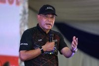 Saifuddin Nasution berucap pada Majlis Peluncuran Kampung Angkat MADANI dan Sekolah Angkat Malaysia MADANI Tahun 2026 di Sekolah Kebangsaan Jambu Lawar, Machang hari ini. Foto: Bernama 