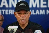 Saifuddin Nasution bercakap ketika sidang media pada Majlis Peluncuran Kampung Angkat MADANI dan Sekolah Angkat Malaysia MADANI Tahun 2026 di Sekolah Kebangsaan Jambu Lawar, pada Sabtu. Foto: Bernama