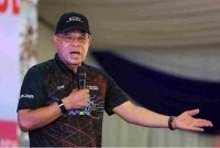 Saifuddin Nasution berucap pada Majlis Peluncuran Kampung Angkat MADANI dan Sekolah Angkat Malaysia MADANI Tahun 2026 di Sekolah Kebangsaan Jambu Lawar, pada Sabtu. Foto: Bernama 