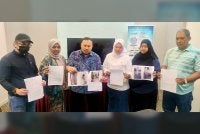 Muhammad Faiz (dua dari kiri) bersama pemilik rumah iaitu dari kiri; Mah Soon Hin, Rabiatul Adawiyah Abdul Rahman, Noor Afiza, Siti Akmaliah dan Mohd Fadzil pada sesi sidang akhbar pada Sabtu.