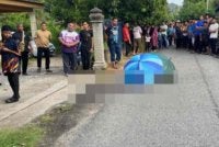 Seorang kanak-kanak lelaki berumur lapan tahun maut selepas dilanggar sebuah lori di Jalan Surau Cik Man, Kampung Surau Haji Daud pada petang Sabtu. Foto polis 