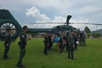 Dua anggota renjer berusia 34 dan 35 tahun yang cedera akibat terkena tembakan di bahagian pinggang dan belakang telah dibawa menggunakan helikopter ke Hospital Narathiwat untuk rawatan lanjut. Foto: Bangkok Post/Isoc Region 4 Forward Command