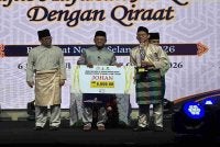 Amirudin (tengah) menyampaikan penghargaan kepada johan Hafazan Al-Quran dengan Qiraat Peringkat Negeri Selangor di Dewan Syarahan dan Muzakarah Islam di sini pada Sabtu.