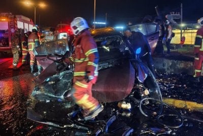 Seorang lelaki maut manakala seorang lagi parah selepas kenderaan yang dinaiki terlibat kemalangan dan terbakar dalam kejadian di kawasan bulatan Jalan Bundusun, di sini pada awal pagi Sabtu.