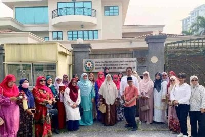 DMPM mengadakan kunjungan hormat ke Kedutaan Azerbaijan untuk menyuarakan bantahan larangan pemakaian tudung di sekolah di negara itu.