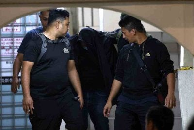 Seorang lelaki yang dipercayai suami kepada pegawai wanita Jabatan Kastam Diraja Malaysia (JKDM) yang ditemukan maut, dibawa oleh anggota polis berhampiran kediaman di Kuarters Lapangan Terbang Antarabangsa Kuala Lumpur (KLIA) bagi membantu siasatan. Foto Bernama