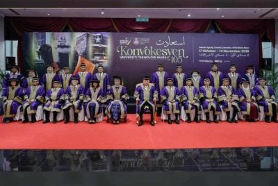 Sultan Ibrahim (tengah) berkenan bergambar sempena Majlis Istiadat Konvokesyen UiTM ke-105. Foto: Bernama 