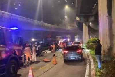 Tular rakaman video memaparkan satu kemalangan membabitkan sebuah kenderaan di Jalan Hang Tuah.