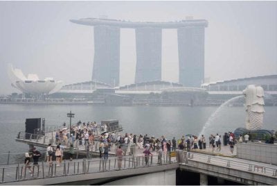 Jerebu toksik berterusan pada pagi Sabtu meskipun bacaan PSI 24 jam di tengah Singapura turun daripada tahap 'sangat tidak sihat' berubah kepada 'tidak sihat'. - Foto AFP