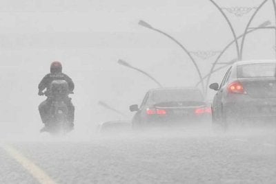 MetMalaysia mengeluarkan amaran ribut petir, hujan lebat dan angin kencang di sembilan negeri. Gambar hiasan 