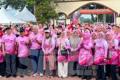 Dr Imi Sairi  (dua dari kiri) bersama peserta program Pink Walk 2026 di Masjid Jamek Muhammadi pada Sabtu. - Foto: SINAR HARIAN/ADILA SHARINNI WAHID