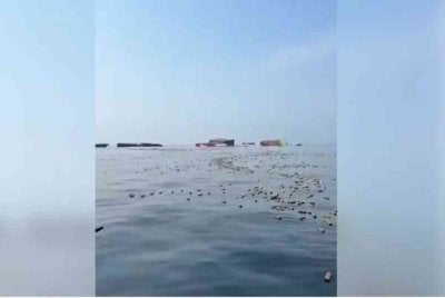 Nelayan Iran dilaporkan berpusu-pusu ke laut untuk mengutip pelbagai barangan yang terapung selepas sebuah kapal kontena karam di Selat Hormuz, laluan perkapalan strategik yang turut berdepan ancaman serangan dan periuk api laut.
