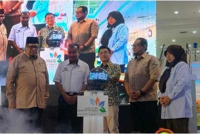 Kok Lim (tengah) menyempurnakan perasmian HASN dan Ozon Sedunia Peringkat Negeri Perak Tahun 2026 di Angsana Mall Ipoh di sini pada Sabtu.