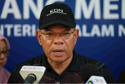 Saifuddin Nasution bercakap ketika sidang media pada Majlis Peluncuran Kampung Angkat MADANI dan Sekolah Angkat Malaysia MADANI Tahun 2026 di Sekolah Kebangsaan Jambu Lawar, pada Sabtu. Foto: Bernama