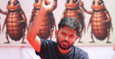 Dipke pernah diserbu pihak berkuasa sejurus pesawat dinaikinya mendarat di New Delhi pada 10 Oktober lalu. - Foto Agensi