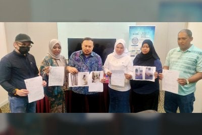 Muhammad Faiz (dua dari kiri) bersama pemilik rumah iaitu dari kiri; Mah Soon Hin, Rabiatul Adawiyah Abdul Rahman, Noor Afiza, Siti Akmaliah dan Mohd Fadzil pada sesi sidang akhbar pada Sabtu.