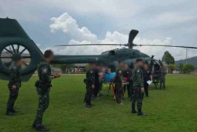 Dua anggota renjer berusia 34 dan 35 tahun yang cedera akibat terkena tembakan di bahagian pinggang dan belakang telah dibawa menggunakan helikopter ke Hospital Narathiwat untuk rawatan lanjut. Foto: Bangkok Post/Isoc Region 4 Forward Command