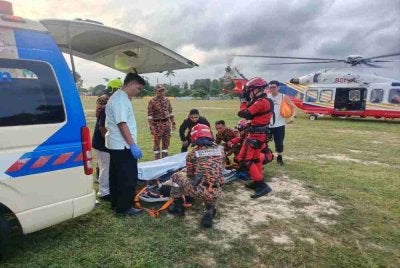 Mangsa dibawa ke Hospital Dungun bagi mendapatkan rawatan. Foto JPBM