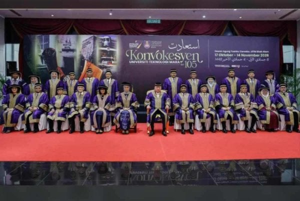 Sultan Ibrahim (tengah) berkenan bergambar sempena Majlis Istiadat Konvokesyen UiTM ke-105. Foto: Bernama 