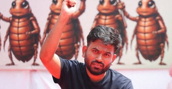Dipke pernah diserbu pihak berkuasa sejurus pesawat dinaikinya mendarat di New Delhi pada 10 Oktober lalu. - Foto Agensi