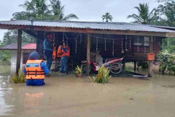 Hujan lebat berterusan sejak petang menyebabkan rumah penduduk dinaiki air. Foto: APM Perak 