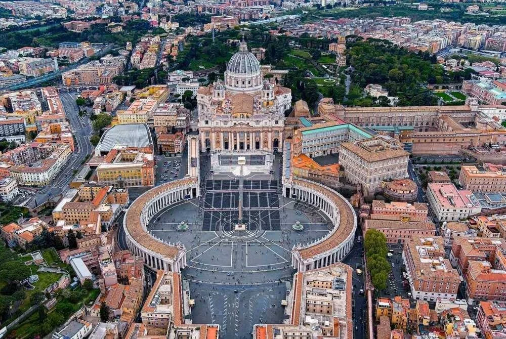 Vatican City menjadi pusat pentadbiran Gereja Roman Katolik.