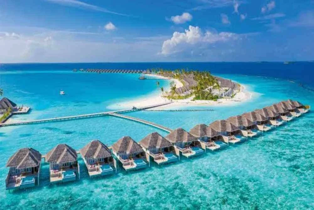 Maldives ialah antara pusat peranginan mewah terkenal dunia.