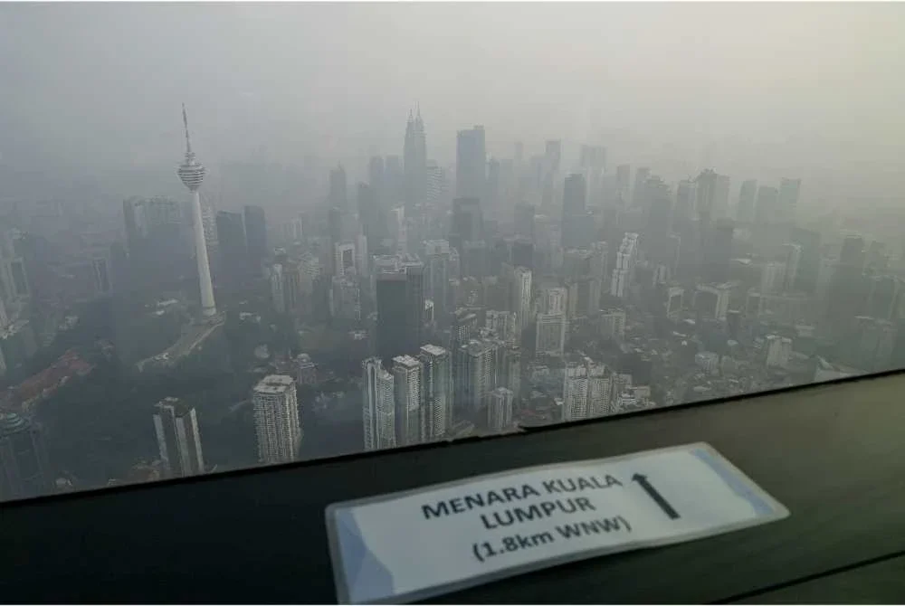 Suasana jerebu menyelubungi ibu negara dengan beberapa bangunan pencakar langit kelihatan samar dan menjejaskan jarak pengelihatan ketika tinjauan dari Menara Merdeka 118 lewat akhir-akhir ini. 