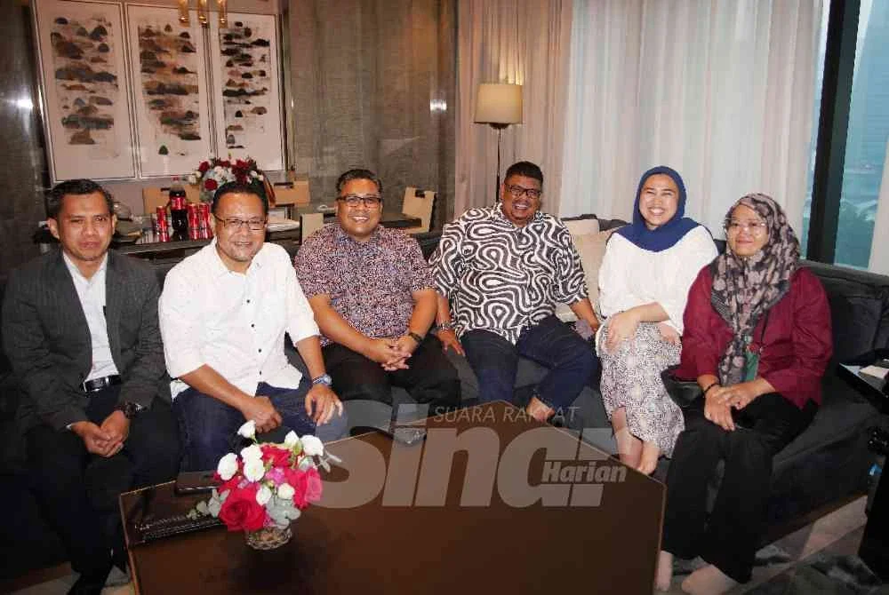 Ab Rauf (tiga dari kanan) bersama warga kerja Sinar Harian yang diketuai oleh Ketua Pengarang Kumpulan, Zamri Rambli (tiga dari kiri) ketika wawancara eksklusif baru-baru ini. Foto SINAR HARIAN/ROSLI TALIB