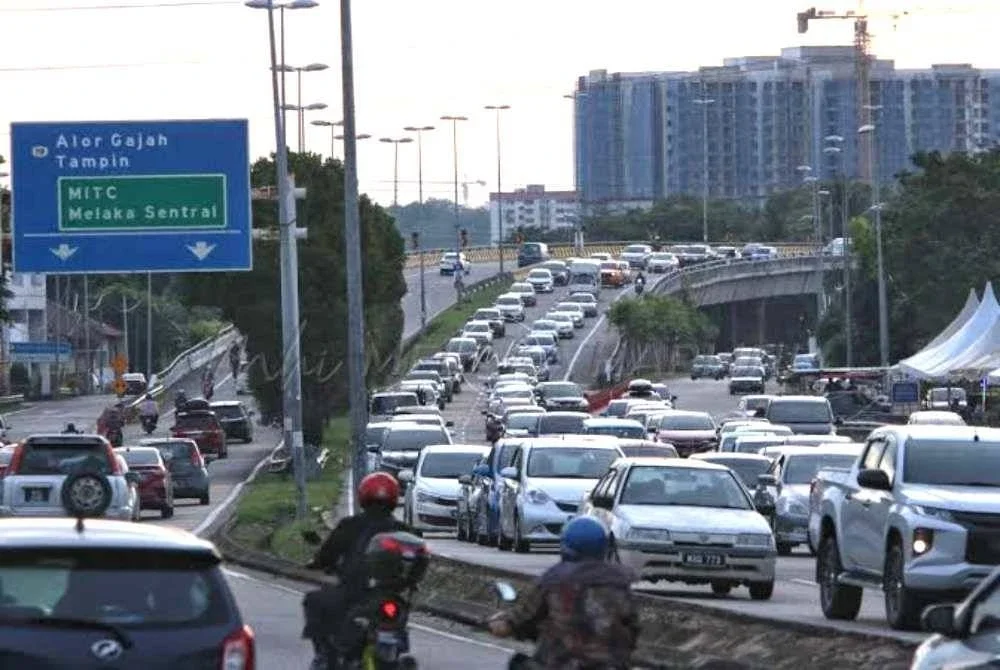 Kerajaan Melaka sedang meneliti penyelesaian terbaik bagi mengurangkan kesesakan trafik yang memasuki negeri itu menerusi pembangunan Jalan Lingkaran Luar. - Gambar hiasan