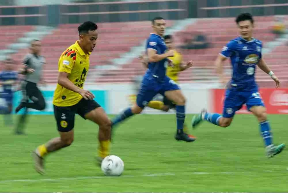 Pemain Negeri Sembilan FC, Luqman Hakim Shamsudin membawa bola ketika menentang Sabah FC pada aksi Liga Super di Stadium Tuanku Abdul Rahman, Paroi, pada Sabtu. Foto: Bernama