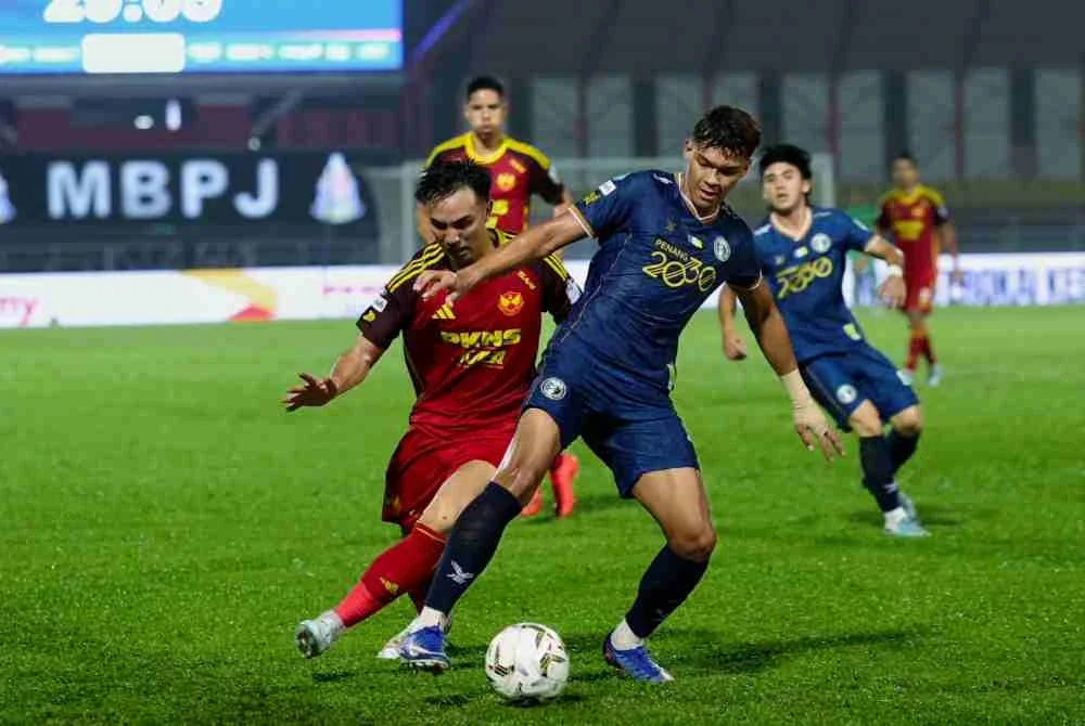 Pemain Penang FC, Muhammad Haqimi Azim Rosli (kanan) mengawal bola dari pemain pasukan Selangor FC ketika beraksi pada perlawanan Liga Super di antara pasukan Selangor FC dan Penamg FC di Stadium Majlis Bandaraya Petaling Jaya (MBPJ) malam ini. Foto: Bernama
