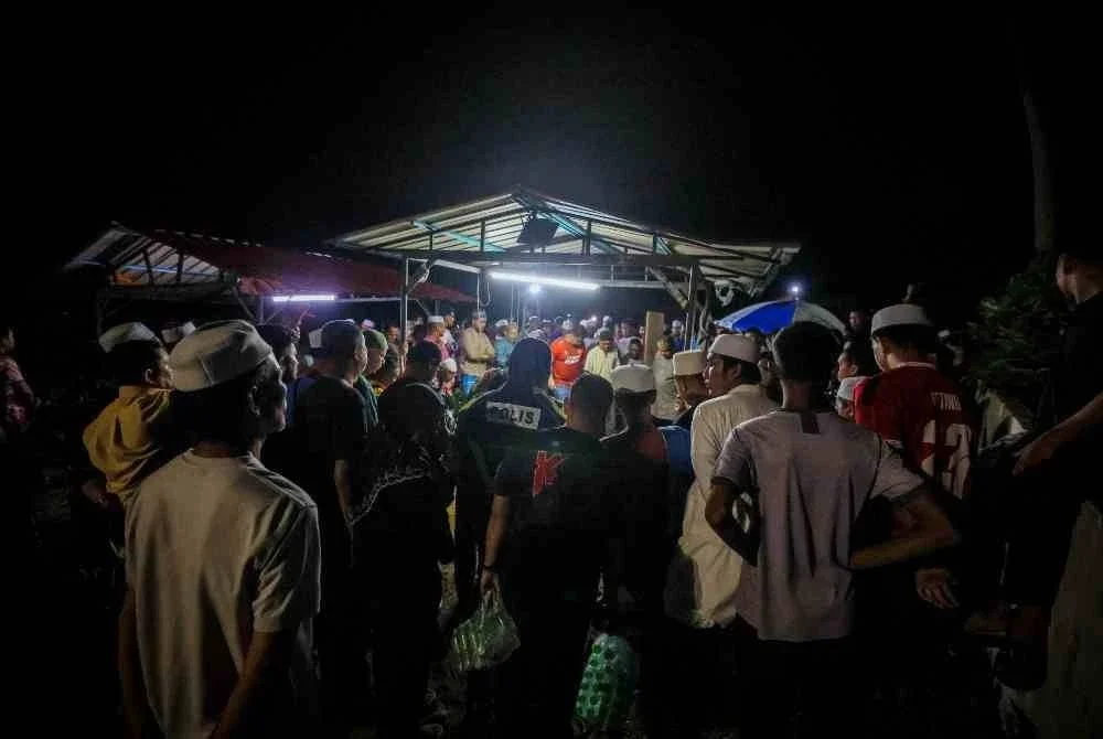 Orang ramai menghadiri pengebumian pegawai Agensi Kawalan dan Perlindungan Sempadan Malaysia (AKPS), Norhazwani Ibrahim, 35, di Tanah Perkuburan Islam Tanjong, Pengkalan Kubor, awal pagi tadi. Foto Bernama. 