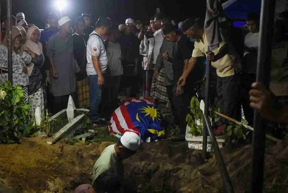 Jenazah pegawai Agensi Kawalan dan Perlindungan Sempadan Malaysia (AKPS) Norhazwani Ibrahim, 35, dikebumikan di Tanah Perkuburan Islam Tanjong, Pengkalan Kubor, awal pagi tadi.
Allahyarham Norhazwani ditemukan meninggal dunia di rumahnya di kuarters Lapangan Terbang Antarabangsa Kuala Lumpur (KLIA) di Nilai, Negeri Sembilan, pada Khamis lepas.
--fotoBERNAMA (2026) HAK CIPTA TERPELIHARA