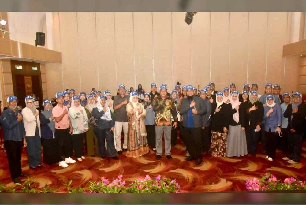 Md Amin (tengah) bergambar bersama para peserta SiSMED 2.0 selepas menyampaikan slot bertajuk Kepimpinan dan Ketahanan Reputasi: Memimpin Krisis, Melindungi Reputasi di Hotel Seri Pacific, Kuala Lumpur.