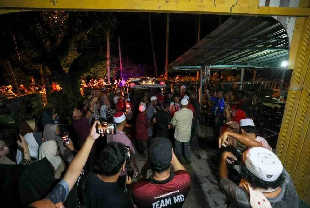 Jenazah pegawai Agensi Kawalan dan Perlindungan Sempadan Malaysia (AKPS) Norhazwani Ibrahim, 35, tiba di rumah keluarganya 1.10 pagi untuk disolatkan di Kampung Banjir, Telaga Lanas, Pengkalan Kubor awal pagi tadi.
Allahyarham Norhazwani ditemukan meninggal dunia di rumahnya di kuarters Lapangan Terbang Antarabangsa Kuala Lumpur (KLIA) di Nilai, Negeri Sembilan, pada Khamis lepas.
--fotoBERNAMA (2026) HAK CIPTA TERPELIHARA