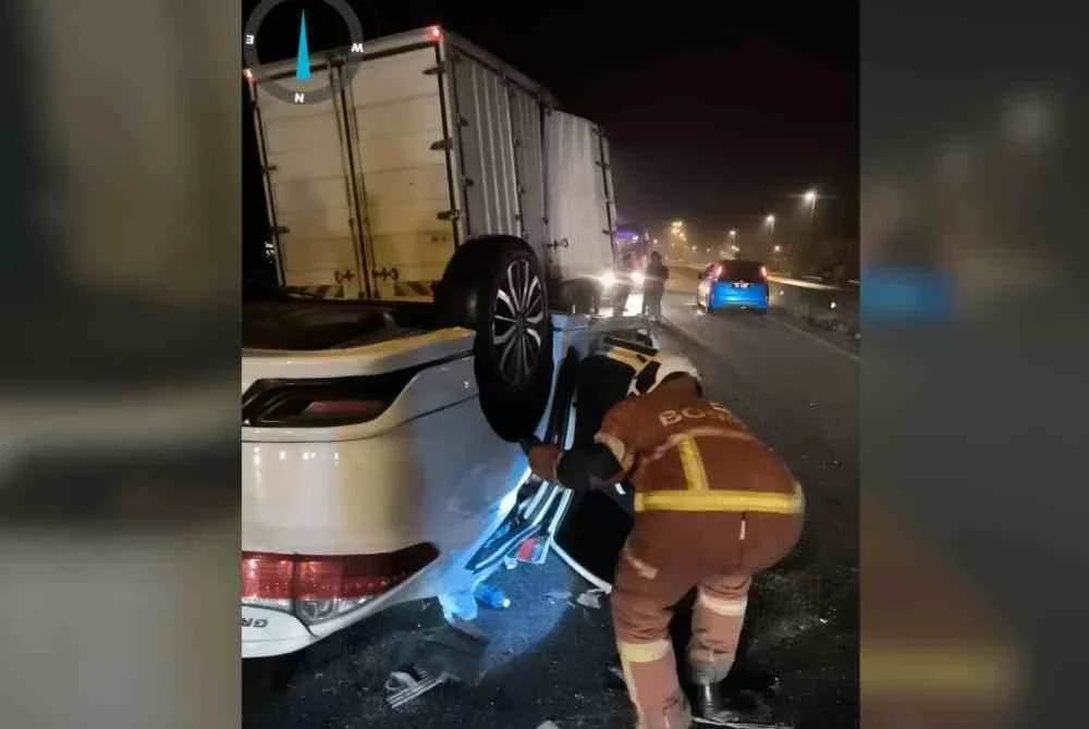 Seorang lelaki maut selepas kereta dipandunya dipercayai melanggar belakang sebuah lori tiga tan dalam kemalangan di Tali Air 10, Pasir Panjang.