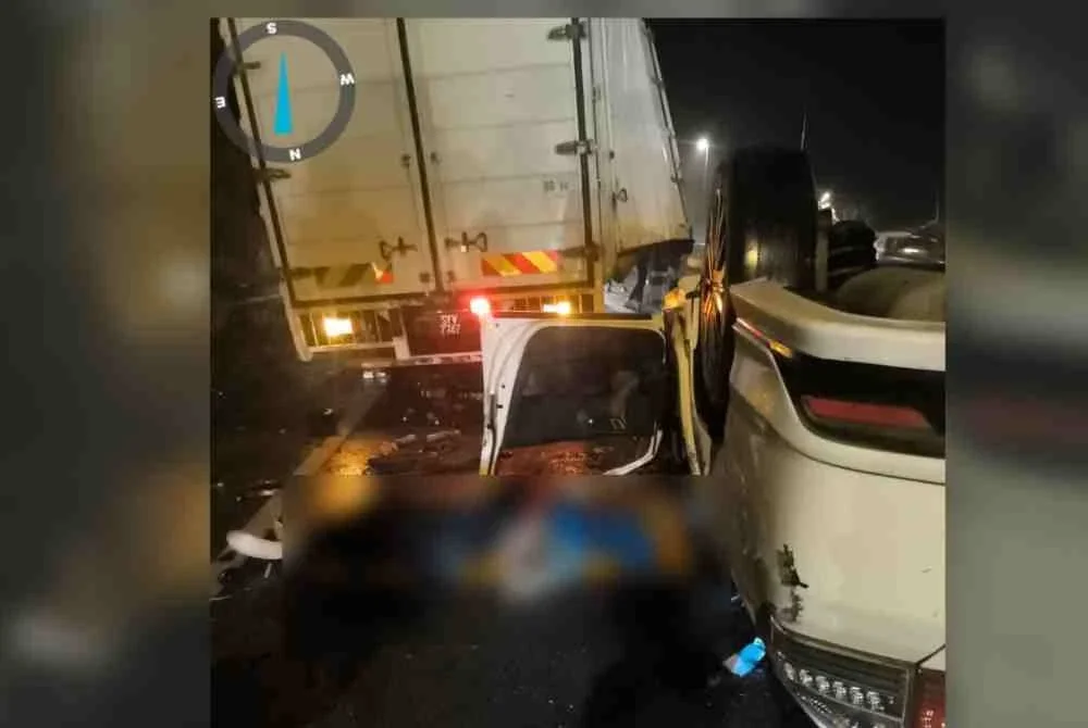 Kemalangan melibatkan sebuah kereta jenis Honda City yang melanggar belakang sebuah lori tiga tan.