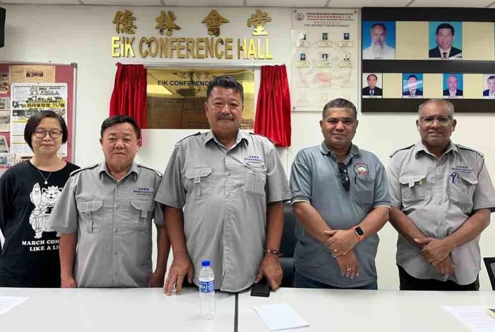 Barisan kepimpinan PAJPBM bergambar sebaik selesai sidang akhbar baru-baru ini.
