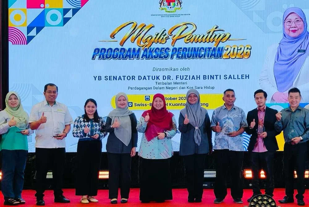 Fuziah (tengah) selepas Majlis Penutup Program Akses Peruncitan 2026 di Kuantan pada Ahad.