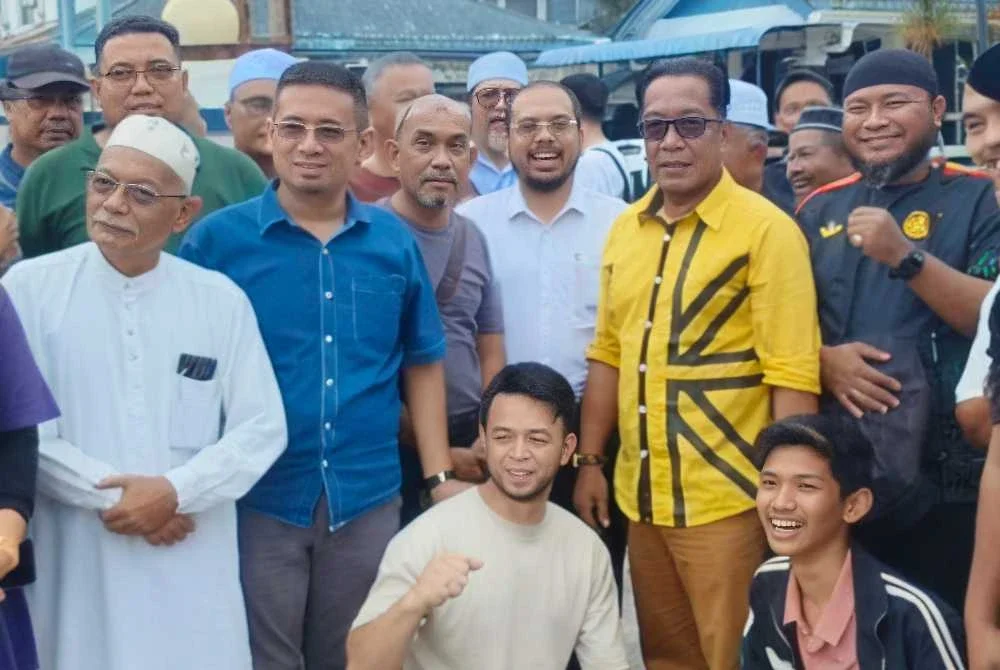 Abbe Hae (berdiri, tiga dari kiri) bergambar di hadapan IPD Kota Bharu selepas dibebaskan pada Ahad.