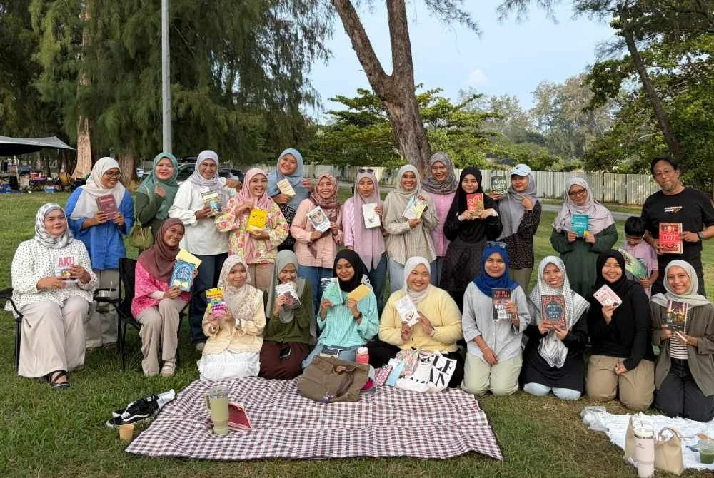Peserta program Silent Reading Picnic di Lagun, Kuala Ibai, Kuala Terengganu merakam gambar kenangan sebelum program berakhir.